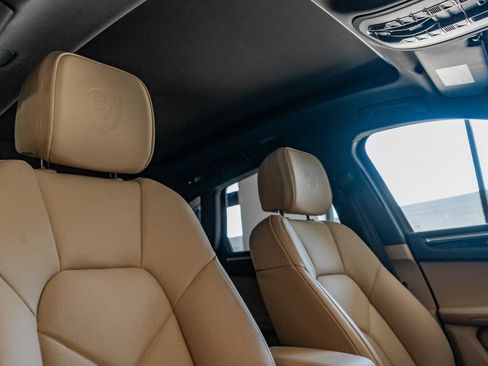 Certified 2025 Porsche Macan AWD/4WD image 31