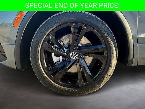 Used 2023 Volkswagen Tiguan SE R-Line image 33