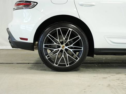 Certified 2025 Porsche Macan AWD/4WD image 40