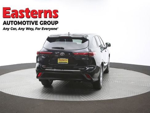 Used 2022 Toyota Highlander LE AWD/4WD image 41