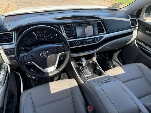 Certified 2019 Toyota Highlander XLE AWD/4WD image 6