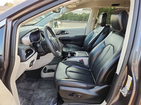 Used 2023 Chrysler Pacifica Touring-L image 11