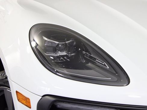 Used 2025 Porsche Macan image 11