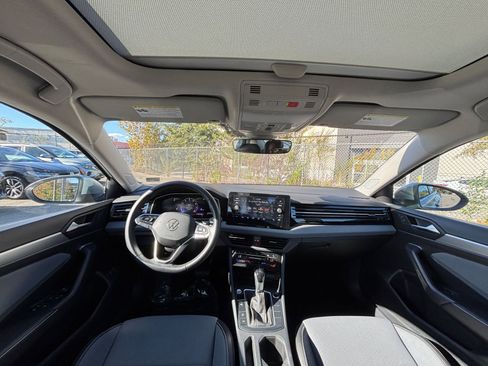 Used 2025 Volkswagen Jetta SE image 32