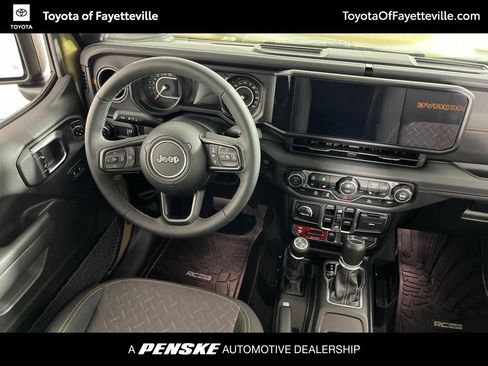 Used 2025 Jeep Gladiator Mojave w/ Convenience Group AWD/4WD image 2