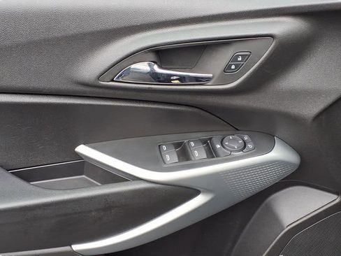 Used 2025 Chevrolet Trax LS w/ LS Convenience Package FWD image 9