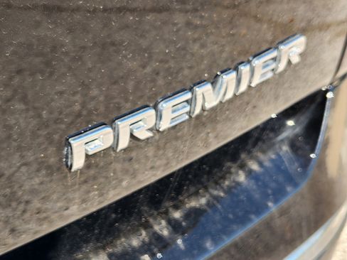 Used 2023 Chevrolet Traverse Premier FWD image 31