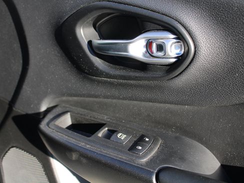 Used 2022 Jeep Cherokee Trailhawk image 17