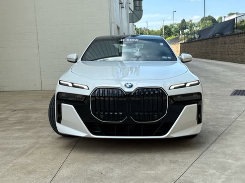 Used 2025 BMW 740i xDrive w/ Premium Package image 2