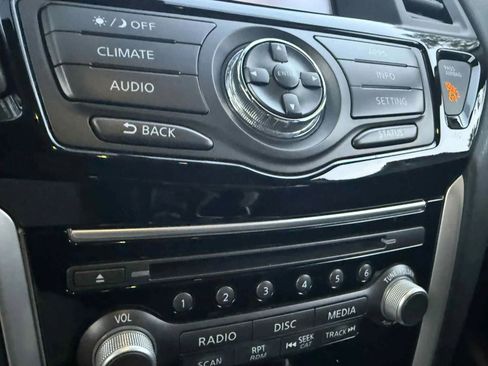 Used 2017 Nissan Pathfinder SV image 16