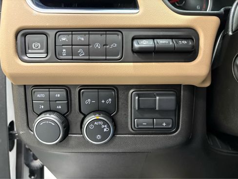Used 2021 Chevrolet Tahoe Premier w/ Premium Package AWD/4WD image 26