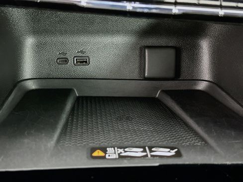 Used 2025 Chevrolet Traverse LT image 26