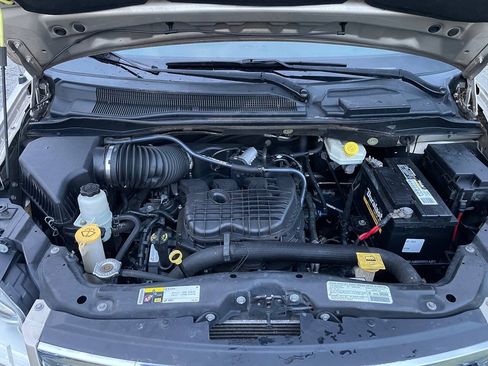 Used 2013 Chrysler Town & Country Touring FWD image 21