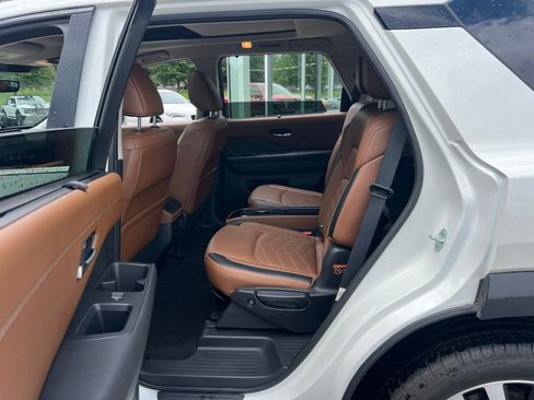 Used 2023 Nissan Pathfinder Platinum FWD image 32