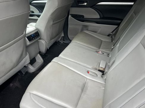 Used 2019 Toyota Highlander XLE image 5