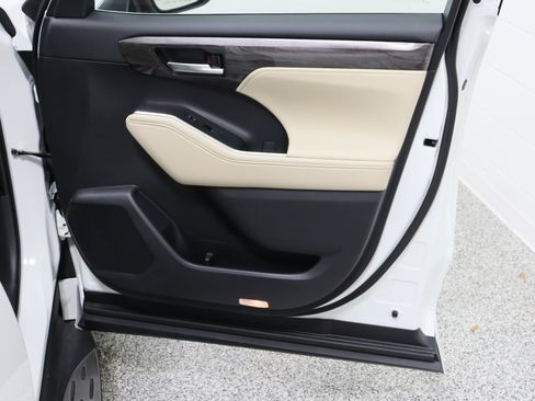 Used 2023 Toyota Highlander Limited image 39