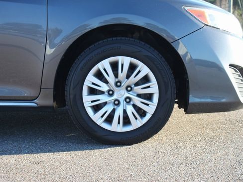 Used 2014 Toyota Camry LE image 4