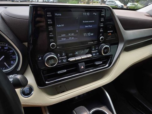 Used 2022 Toyota Highlander XLE AWD/4WD image 27
