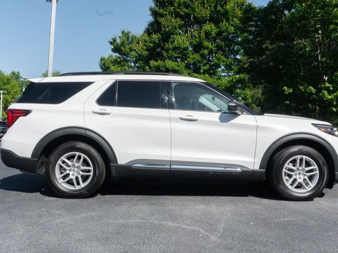 Used 2025 Ford Explorer Active w/ Active Comfort Package RWD image 8