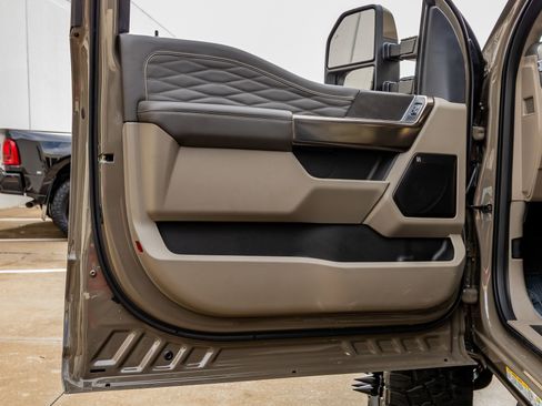 Used 2026 Ford F450 Platinum w/ Platinum Plus Package image 37