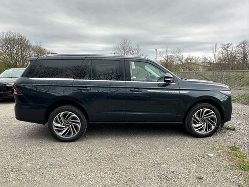 New 2025 Lincoln Navigator Reserve AWD/4WD image 4