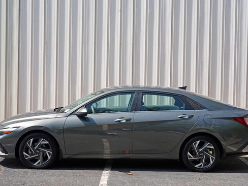 Used 2025 Hyundai Elantra SEL FWD image 48