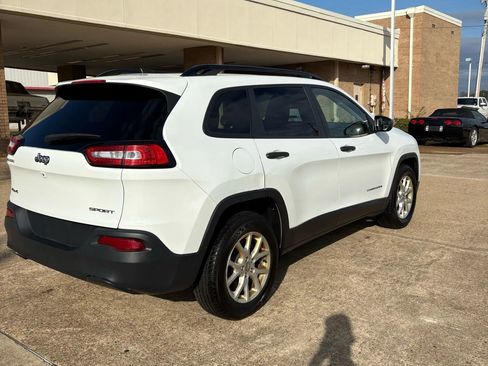 Used 2017 Jeep Cherokee Sport w/ Cold Weather Group image 4