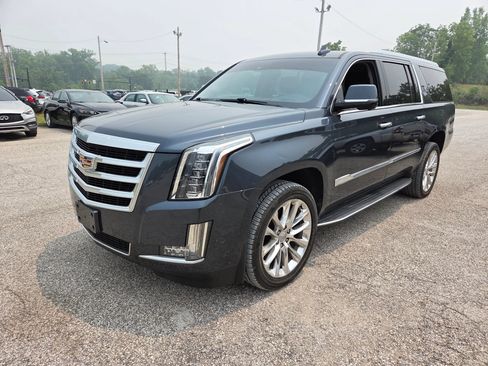 Used 2019 Cadillac Escalade ESV Luxury AWD/4WD image 2