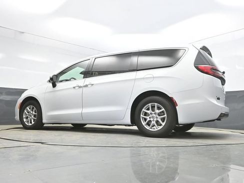 Used 2023 Chrysler Pacifica Touring-L FWD image 27