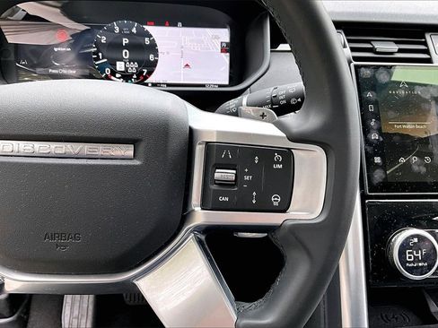 Used 2024 Land Rover Discovery S image 11
