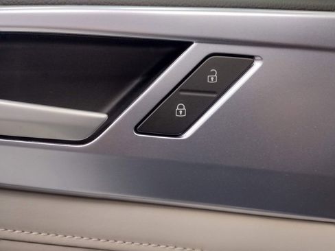 New 2026 Volkswagen Taos SE image 18