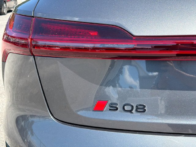 Used 2024 Audi SQ8 e-tron Premium Plus AWD/4WD image 10