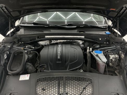 Used 2018 Porsche Macan AWD/4WD image 44