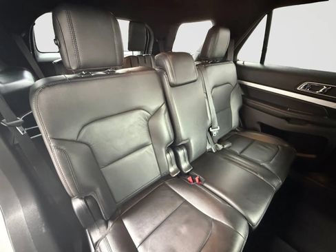 Used 2017 Ford Explorer XLT w/ Equipment Group 202A AWD/4WD image 19