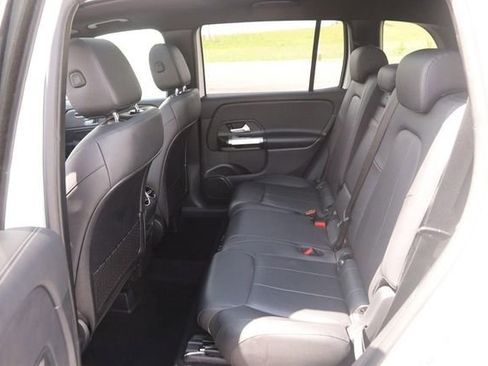 Used 2023 Mercedes-Benz GLB 250 4MATIC w/ Premium Package image 10