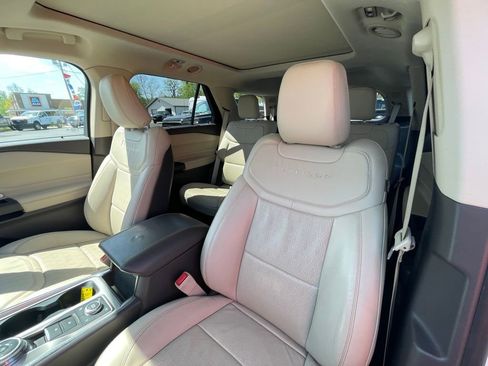 Used 2020 Ford Explorer Platinum w/ Premium Technology Package image 17