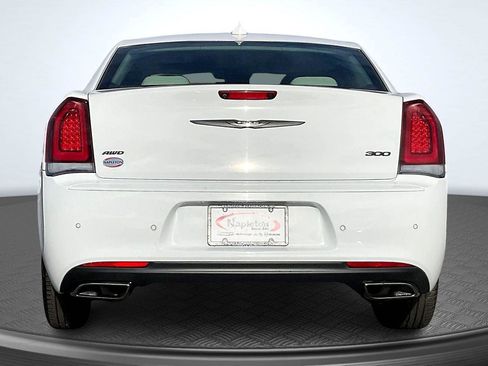 Used 2023 Chrysler 300 Touring L image 4