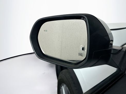 Used 2025 Chevrolet Traverse LT FWD image 16