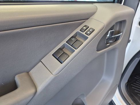 Used 2014 Nissan Frontier SL AWD/4WD image 15