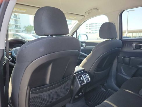 Used 2021 Kia Sorento LX image 17
