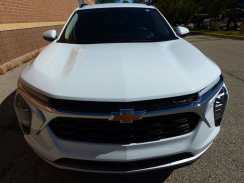 Used 2025 Chevrolet Trax LT image 11