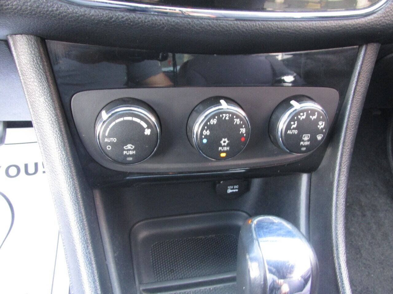Used 2013 Chrysler 200 Touring FWD image 22