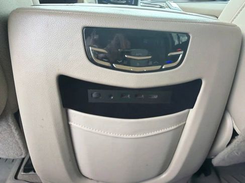 Used 2018 Cadillac Escalade ESV Luxury RWD image 33