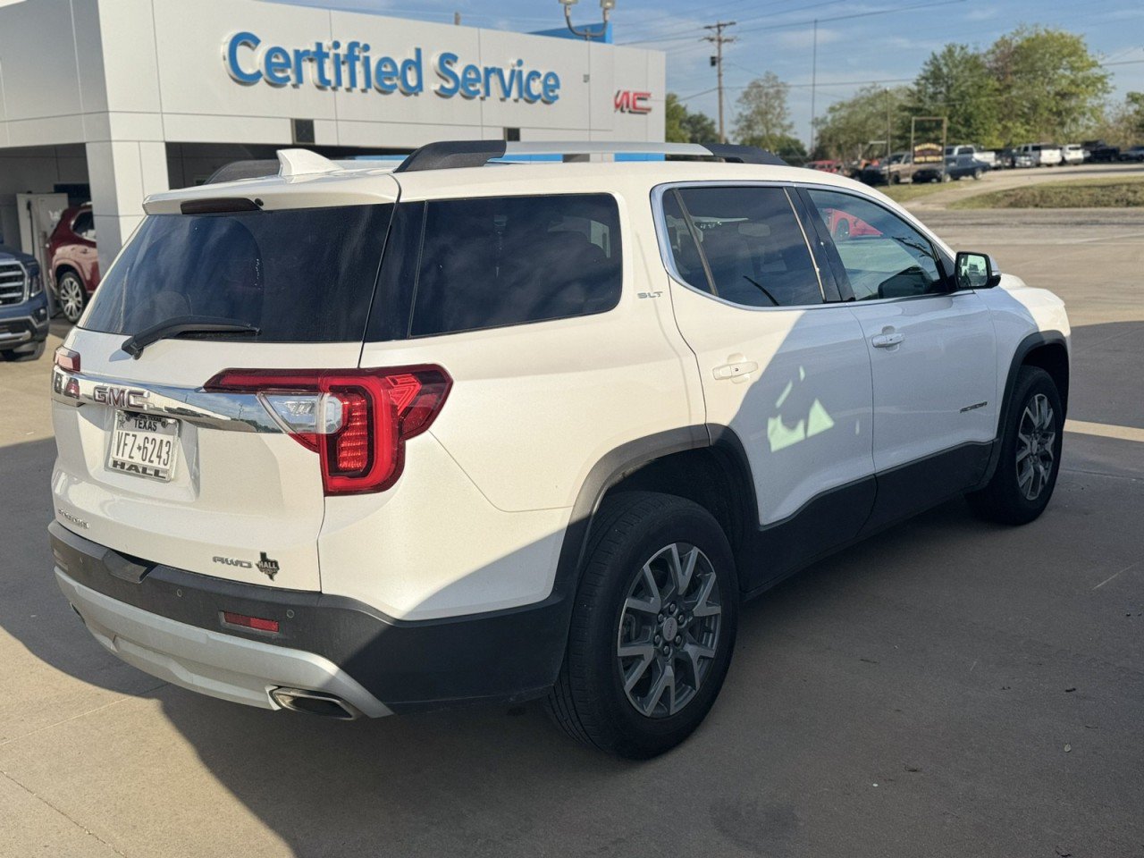 Used 2022 GMC Acadia SLT w/ Technology Package AWD/4WD image 3
