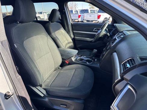 Used 2018 Ford Explorer XLT image 11