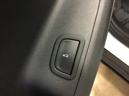 Used 2025 Chevrolet Traverse LT image 34