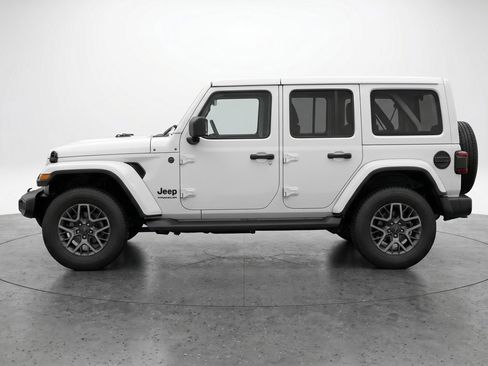 Used 2025 Jeep Wrangler Unlimited Sahara AWD/4WD image 5