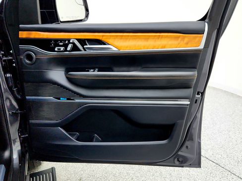 Used 2023 Jeep Grand Wagoneer Series III image 27