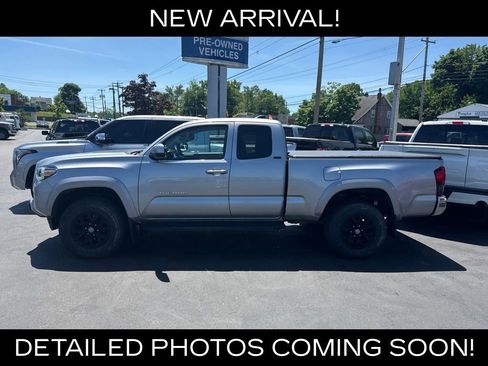 Used 2018 Toyota Tacoma SR5 AWD/4WD image 3