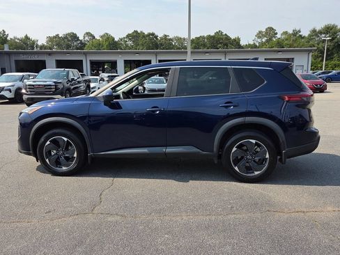 Used 2024 Nissan Rogue SV FWD image 2